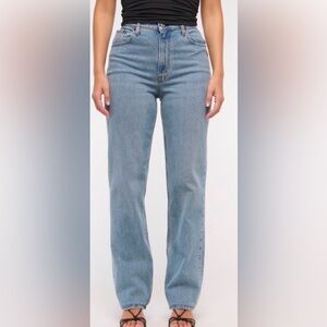 A&F Curve Love Ultra High Rise 90s Straight Jean | size: 28 / 6